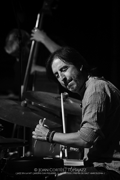 Gonzalo del Val 5t amb Celeste Alías “Lamentos Mestizos” (29è Jazz en la Nit / Jardins de Can Figueres, 11-juliol-2025 / Premià de Dalt -Barcelona-) Por Joan Cortès [INSTANTZZ AKA Galería fotográfica AKA Fotoblog de jazz, impro… y algo más] - Tomajazz - Gonzalo del Val 5t amb Celeste Alías “Lamentos Mestizos” actuó en el 29è Jazz en la Nit en Premià de Dalt -Barcelona-, el 11-de julio de 2025. Joan Cortès lo retrata en INSTANTZZ. Actuaron Celeste Alías, Gonzalo del Val, Luis Giménez, Roger Mas, David Mengual 