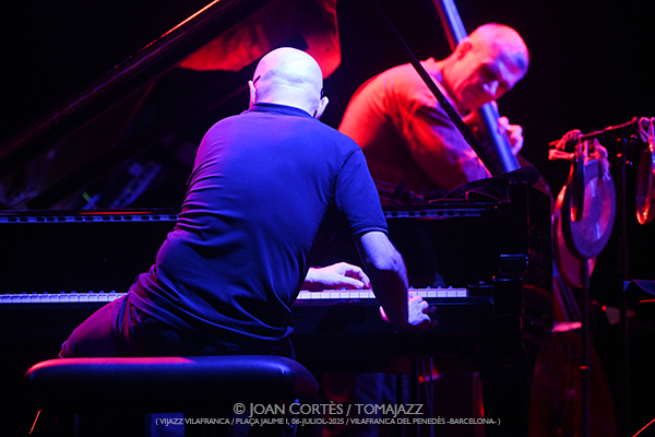 Joe Lovano & Marcin Wasilewski Trio (ViJazz Vilafranca 2025 / Plaça Jaume I, 2025-07-06 / Vilafranca del Penedès -Barcelona-) Por Joan Cortès [INSTANTZZ AKA Galería fotográfica AKA Fotoblog de jazz, impro… y algo más] - Tomajazz - Joe Lovano & Marcin Wasilewski Trio actuaron en ViJazz Vilafranca 2025. Joan Cortès lo retrata en INSTANTZZ. Actuaron Joe Lovano, Marcin Wasilewski, Slawomir Kurkiewicz, Michal Miskiewicz 