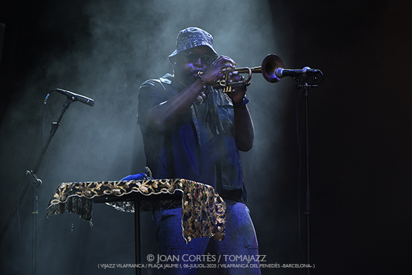 Makaya McCraven (ViJazz Vilafranca 2025 / Plaça Jaume I, 2025-07-06 / Vilafranca del Penedès -Barcelona-) Por Joan Cortès [INSTANTZZ AKA Galería fotográfica AKA Fotoblog de jazz, impro… y algo más] - Tomajazz - Makaya McCraven actuó en ViJazz Vilafranca 2025 en Vilafranca del Penedès -Barcelona-. Joan Cortès retrata el concierto en INSTANTZZ. Actuaron Makaya McCraven, Junius Paul, Marquis Hill, Matt Golg 