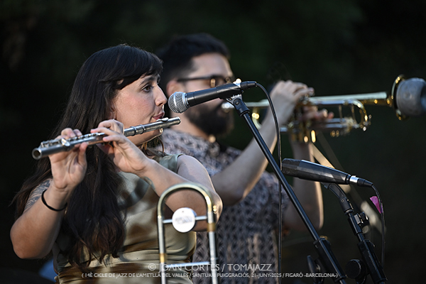 Alba Pujals “Sincretisme” (14è Cicle de Jazz de l’Ametlla del Vallès / Santuari Puiggraciós, 2025-06-21 / Figaró -Barcelona-) Por Joan Cortès [INSTANTZZ AKA Galería fotográfica AKA Fotoblog de jazz, impro… y algo más] - Tomajazz - Alba Pujals “Sincretisme” actuó en 14è Cicle de Jazz de l’Ametlla del Vallès 2025 en Figaró -Barcelona, Joan Cortès retrata el concierto en INSTANTZZ. Actuaron Alba Pujals, Oriol Vallès, Joan Monné, Giuseppe Campisi, Andreu Pitarch 