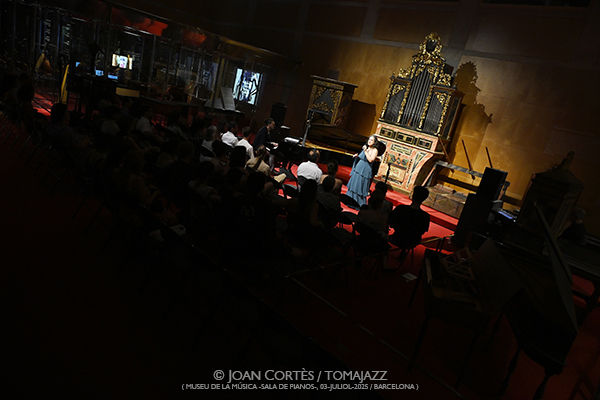 Ana Malta & Oscar Aldama “Rente América” (Museu de la Música -sala de pianos-, 2025-07-03 / Barcelona) Por Joan Cortès [INSTANTZZ AKA Galería fotográfica AKA Fotoblog de jazz, impro… y algo más] - Tomajazz - Ana Malta & Oscar Aldama “Rente América” actuaron en el Museu de la Música de Barcelona, el 3 de julio de 2025. Joan Cortès los retrata en INSTANTZZ