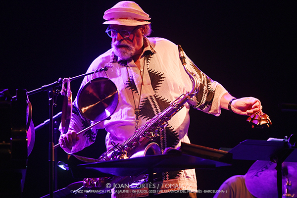 Joe Lovano & Marcin Wasilewski Trio (ViJazz Vilafranca 2025 / Plaça Jaume I, 2025-07-06 / Vilafranca del Penedès -Barcelona-) Por Joan Cortès [INSTANTZZ AKA Galería fotográfica AKA Fotoblog de jazz, impro… y algo más] - Tomajazz - Joe Lovano & Marcin Wasilewski Trio actuaron en ViJazz Vilafranca 2025. Joan Cortès lo retrata en INSTANTZZ. Actuaron Joe Lovano, Marcin Wasilewski, Slawomir Kurkiewicz, Michal Miskiewicz 