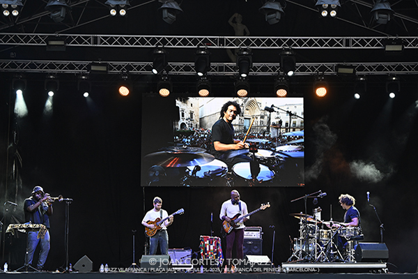 Makaya McCraven (ViJazz Vilafranca 2025 / Plaça Jaume I, 2025-07-06 / Vilafranca del Penedès -Barcelona-) Por Joan Cortès [INSTANTZZ AKA Galería fotográfica AKA Fotoblog de jazz, impro… y algo más] - Tomajazz - Makaya McCraven actuó en ViJazz Vilafranca 2025 en Vilafranca del Penedès -Barcelona-. Joan Cortès retrata el concierto en INSTANTZZ. Actuaron Makaya McCraven, Junius Paul, Marquis Hill, Matt Golg 