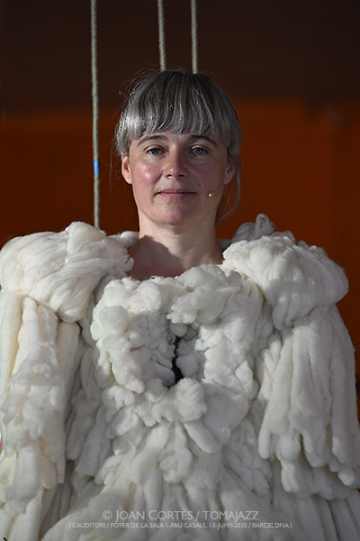 Núria Andorrà & Olga Blanco “Esquellòrium: Coure” (L’Auditori, Foyer de la Sala 1 Pau Casals, 2025-06-13 / Barcelona) [y III] Por Joan Cortès [INSTANTZZ AKA Galería fotográfica AKA Fotoblog de jazz, impro… y algo más] - Tomajazz - Núria Andorrà & Olga Blanco “Esquellòrium: Coure” actuó en L’Auditori de Barcelona el 13 de junio de 2025. Joan Cortès [INSTANTZZ