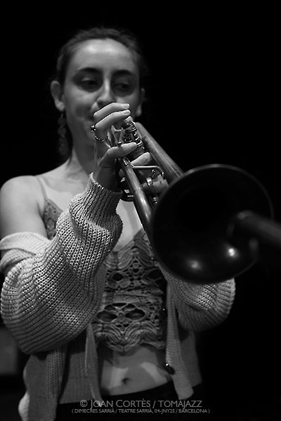 Primavera Femenina 2025 [II] Por Joan Cortès [INSTANTZZ AKA Galería fotográfica AKA Fotoblog de jazz, impro… y algo más] - Tomajazz - Segunda parte del Primavera Femenina 2025, con una selección de retratos de Joan Cortès. Con Kris Davis, Miho Hazama, Becca Stevens, Rita Payés, Irene Reig, Ingrid Laubrock, Esperanza Spalding, Aitana Rousseau, Estefanía Chamorro, Anja Lechner, Zsófia Boros, Sònia Gómez, Alba Careta, Laura Marchal, Núria Andorrà & Olga Blanco