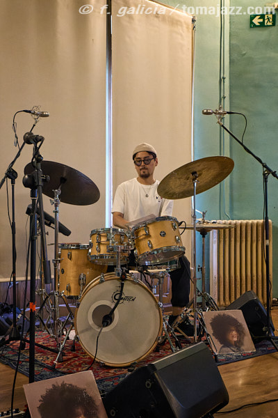 Milena Casado "Reflection of Another Self" (Salón Azul del Casino, Huesca. 2025-07-17) Por Fabio Galicia [INSTANTZZ AKA Galería fotográfica AKA Fotoblog de jazz, impro… y algo más] - Tomajazz - Milena Casado presentó "Reflection of Another Self" en el Salón Azul del Casino, en Huesca, el 17 de julio de 2025. Fabio Galicia lo retrata en INSTANTZZ. Actuaron Milena Casado, Morgan Guerin, Lex Korten, Kanoa Mendenhall, Jongkuk Kim 