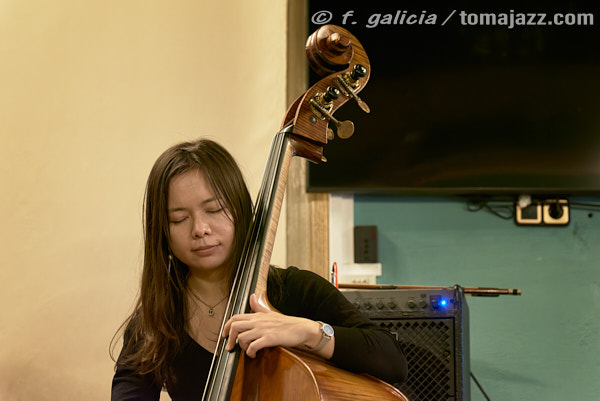 Milena Casado "Reflection of Another Self" (Salón Azul del Casino, Huesca. 2025-07-17) Por Fabio Galicia [INSTANTZZ AKA Galería fotográfica AKA Fotoblog de jazz, impro… y algo más] - Tomajazz - Milena Casado presentó "Reflection of Another Self" en el Salón Azul del Casino, en Huesca, el 17 de julio de 2025. Fabio Galicia lo retrata en INSTANTZZ. Actuaron Milena Casado, Morgan Guerin, Lex Korten, Kanoa Mendenhall, Jongkuk Kim 