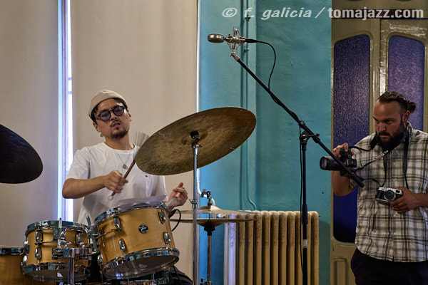 Milena Casado "Reflection of Another Self" (Salón Azul del Casino, Huesca. 2025-07-17) Por Fabio Galicia [INSTANTZZ AKA Galería fotográfica AKA Fotoblog de jazz, impro… y algo más] - Tomajazz - Milena Casado presentó "Reflection of Another Self" en el Salón Azul del Casino, en Huesca, el 17 de julio de 2025. Fabio Galicia lo retrata en INSTANTZZ. Actuaron Milena Casado, Morgan Guerin, Lex Korten, Kanoa Mendenhall, Jongkuk Kim 