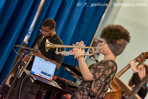 Milena Casado "Reflection of Another Self" (Salón Azul del Casino, Huesca. 2025-07-17) Por Fabio Galicia [INSTANTZZ AKA Galería fotográfica AKA Fotoblog de jazz, impro… y algo más] - Tomajazz - Milena Casado presentó "Reflection of Another Self" en el Salón Azul del Casino, en Huesca, el 17 de julio de 2025. Fabio Galicia lo retrata en INSTANTZZ. Actuaron Milena Casado, Morgan Guerin, Lex Korten, Kanoa Mendenhall, Jongkuk Kim 