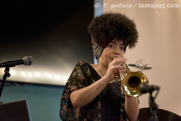 Milena Casado "Reflection of Another Self" (Salón Azul del Casino, Huesca. 2025-07-17) Por Fabio Galicia [INSTANTZZ AKA Galería fotográfica AKA Fotoblog de jazz, impro… y algo más] - Tomajazz - Milena Casado presentó "Reflection of Another Self" en el Salón Azul del Casino, en Huesca, el 17 de julio de 2025. Fabio Galicia lo retrata en INSTANTZZ. Actuaron Milena Casado, Morgan Guerin, Lex Korten, Kanoa Mendenhall, Jongkuk Kim 