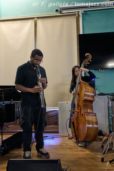 Milena Casado "Reflection of Another Self" (Salón Azul del Casino, Huesca. 2025-07-17) Por Fabio Galicia [INSTANTZZ AKA Galería fotográfica AKA Fotoblog de jazz, impro… y algo más] - Tomajazz - Milena Casado presentó "Reflection of Another Self" en el Salón Azul del Casino, en Huesca, el 17 de julio de 2025. Fabio Galicia lo retrata en INSTANTZZ. Actuaron Milena Casado, Morgan Guerin, Lex Korten, Kanoa Mendenhall, Jongkuk Kim 