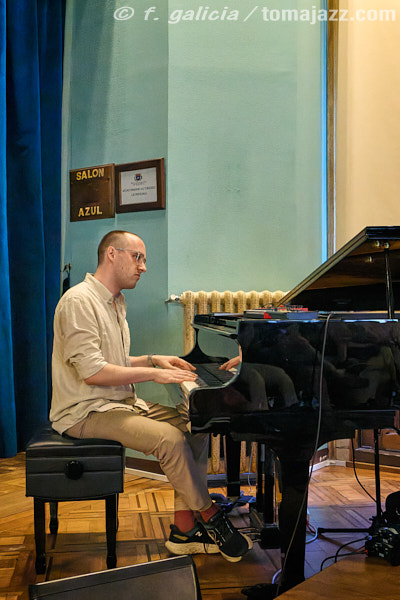 Milena Casado "Reflection of Another Self" (Salón Azul del Casino, Huesca. 2025-07-17) Por Fabio Galicia [INSTANTZZ AKA Galería fotográfica AKA Fotoblog de jazz, impro… y algo más] - Tomajazz - Milena Casado presentó "Reflection of Another Self" en el Salón Azul del Casino, en Huesca, el 17 de julio de 2025. Fabio Galicia lo retrata en INSTANTZZ. Actuaron Milena Casado, Morgan Guerin, Lex Korten, Kanoa Mendenhall, Jongkuk Kim 