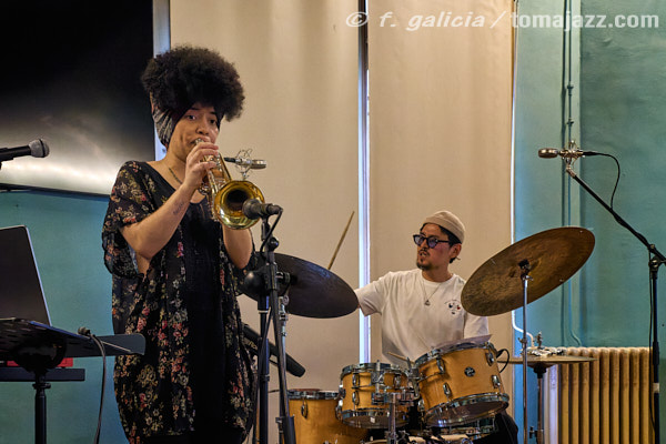 Milena Casado "Reflection of Another Self" (Salón Azul del Casino, Huesca. 2025-07-17) Por Fabio Galicia [INSTANTZZ AKA Galería fotográfica AKA Fotoblog de jazz, impro… y algo más] - Tomajazz - Milena Casado presentó "Reflection of Another Self" en el Salón Azul del Casino, en Huesca, el 17 de julio de 2025. Fabio Galicia lo retrata en INSTANTZZ. Actuaron Milena Casado, Morgan Guerin, Lex Korten, Kanoa Mendenhall, Jongkuk Kim 