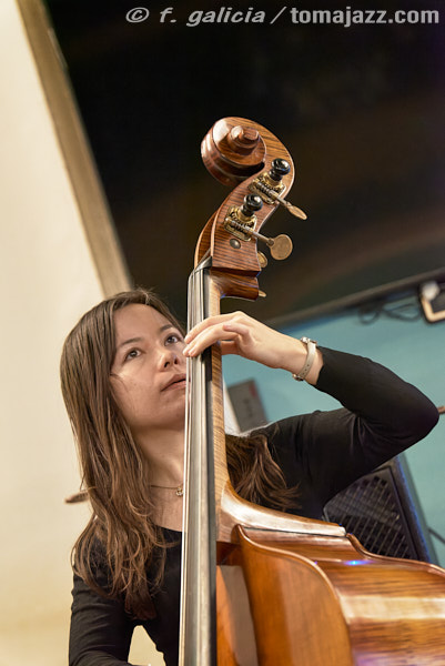 Milena Casado "Reflection of Another Self" (Salón Azul del Casino, Huesca. 2025-07-17) Por Fabio Galicia [INSTANTZZ AKA Galería fotográfica AKA Fotoblog de jazz, impro… y algo más] - Tomajazz - Milena Casado presentó "Reflection of Another Self" en el Salón Azul del Casino, en Huesca, el 17 de julio de 2025. Fabio Galicia lo retrata en INSTANTZZ. Actuaron Milena Casado, Morgan Guerin, Lex Korten, Kanoa Mendenhall, Jongkuk Kim 