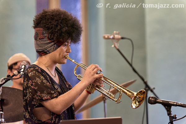 Milena Casado "Reflection of Another Self" (Salón Azul del Casino, Huesca. 2025-07-17) Por Fabio Galicia [INSTANTZZ AKA Galería fotográfica AKA Fotoblog de jazz, impro… y algo más] - Tomajazz - Milena Casado presentó "Reflection of Another Self" en el Salón Azul del Casino, en Huesca, el 17 de julio de 2025. Fabio Galicia lo retrata en INSTANTZZ. Actuaron Milena Casado, Morgan Guerin, Lex Korten, Kanoa Mendenhall, Jongkuk Kim 