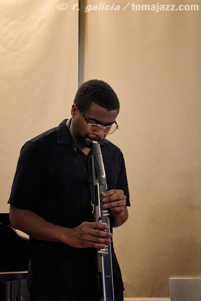 Milena Casado "Reflection of Another Self" (Salón Azul del Casino, Huesca. 2025-07-17) Por Fabio Galicia [INSTANTZZ AKA Galería fotográfica AKA Fotoblog de jazz, impro… y algo más] - Tomajazz - Milena Casado presentó "Reflection of Another Self" en el Salón Azul del Casino, en Huesca, el 17 de julio de 2025. Fabio Galicia lo retrata en INSTANTZZ. Actuaron Milena Casado, Morgan Guerin, Lex Korten, Kanoa Mendenhall, Jongkuk Kim 