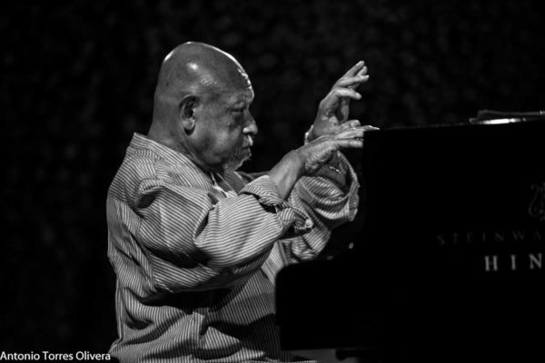 Al Di Meola - Kenny Barron (48 Festival de Jazz de Vitoria. 2025-07-18) Por Antonio Torres (texto y fotos), y Pepe Mateos (fotos) [Concierto de jazz] - Tomajazz - Al Di Meola - Kenny Barron actuaron en el 48 Festival de Jazz de Vitoria 2025, Antonio Torres y Pepe Mateos lo relatan y retratan. Actuaron Al Di Meola, Peo Alfonsi, Sergio Martínez, Kenny Barron, Kiyoshi Kitagawa, Johnathan Blake 