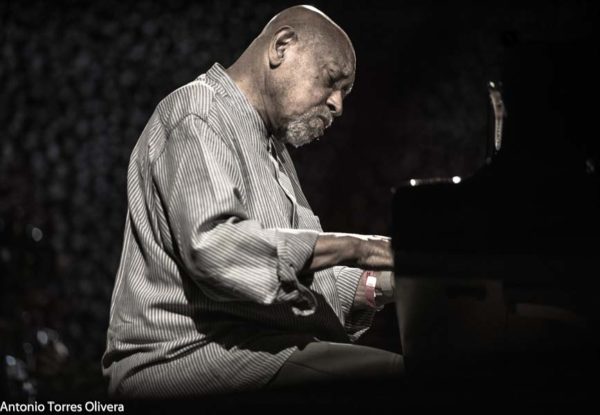 Al Di Meola - Kenny Barron (48 Festival de Jazz de Vitoria. 2025-07-18) Por Antonio Torres (texto y fotos), y Pepe Mateos (fotos) [Concierto de jazz] - Tomajazz - Al Di Meola - Kenny Barron actuaron en el 48 Festival de Jazz de Vitoria 2025, Antonio Torres y Pepe Mateos lo relatan y retratan. Actuaron Al Di Meola, Peo Alfonsi, Sergio Martínez, Kenny Barron, Kiyoshi Kitagawa, Johnathan Blake 