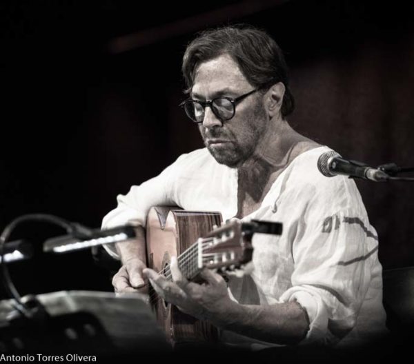 Al Di Meola - Kenny Barron (48 Festival de Jazz de Vitoria. 2025-07-18) Por Antonio Torres (texto y fotos), y Pepe Mateos (fotos) [Concierto de jazz] - Tomajazz - Al Di Meola - Kenny Barron actuaron en el 48 Festival de Jazz de Vitoria 2025, Antonio Torres y Pepe Mateos lo relatan y retratan. Actuaron Al Di Meola, Peo Alfonsi, Sergio Martínez 