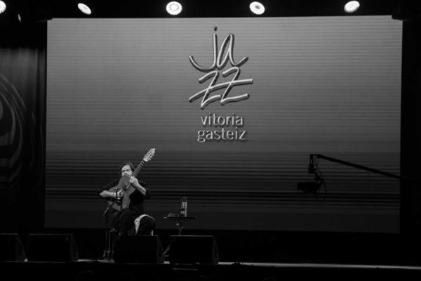 Dora Morelenbaum / Yamandu Costa / Toquinho & Camila (48 Festival de Jazz de Vitoria. 2025-07-19) Por Antonio Torres (texto y fotos), y Pepe Mateos (fotos) [Concierto de jazz] - Tomajazz - Dora Morelenbaum / Yamandu Costa / Toquinho & Camila actuaron en la jornada final del 48 Festival de Jazz de Vitoria 2025. Antonio Torres (texto y fotos), y Pepe Mateos (fotos) repasan la actuación