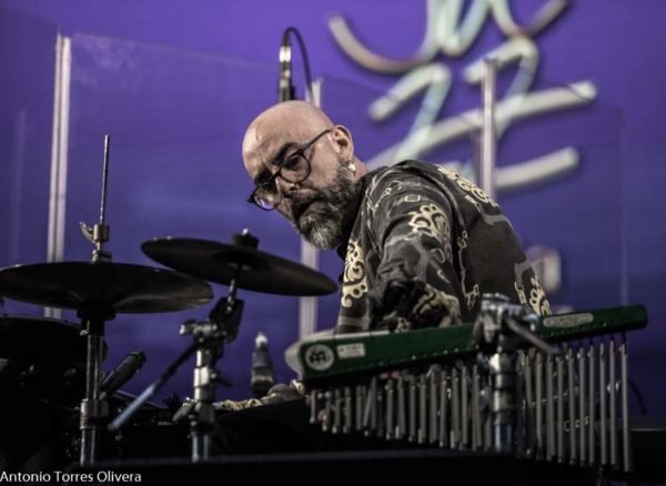 Al Di Meola - Kenny Barron (48 Festival de Jazz de Vitoria. 2025-07-18) Por Antonio Torres (texto y fotos), y Pepe Mateos (fotos) [Concierto de jazz] - Tomajazz - Al Di Meola - Kenny Barron actuaron en el 48 Festival de Jazz de Vitoria 2025, Antonio Torres y Pepe Mateos lo relatan y retratan. Actuaron Al Di Meola, Peo Alfonsi, Sergio Martínez 