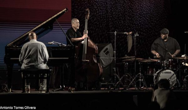 Al Di Meola - Kenny Barron (48 Festival de Jazz de Vitoria. 2025-07-18) Por Antonio Torres (texto y fotos), y Pepe Mateos (fotos) [Concierto de jazz] - Tomajazz - Al Di Meola - Kenny Barron actuaron en el 48 Festival de Jazz de Vitoria 2025, Antonio Torres y Pepe Mateos lo relatan y retratan. Actuaron Al Di Meola, Peo Alfonsi, Sergio Martínez, Kenny Barron, Kiyoshi Kitagawa, Johnathan Blake 