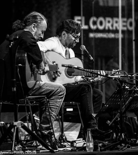 Al Di Meola - Kenny Barron (48 Festival de Jazz de Vitoria. 2025-07-18) Por Antonio Torres (texto y fotos), y Pepe Mateos (fotos) [Concierto de jazz] - Tomajazz - Al Di Meola - Kenny Barron actuaron en el 48 Festival de Jazz de Vitoria 2025, Antonio Torres y Pepe Mateos lo relatan y retratan. Actuaron Al Di Meola, Peo Alfonsi, Sergio Martínez 