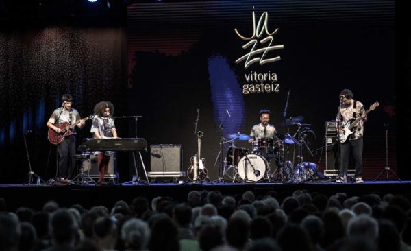 Dora Morelenbaum / Yamadu Costa / Toquinho & Camila (48 Festival de Jazz de Vitoria. 2025-07-19) Por Antonio Torres (texto y fotos), y Pepe Mateos (fotos) [Concierto de jazz] - Tomajazz - Dora Morelenbaum / Yamadu Costa / Toquinho & Camila actuaron en la jornada final del 48 Festival de Jazz de Vitoria 2025. Antonio Torres (texto y fotos), y Pepe Mateos (fotos) repasan la actuación