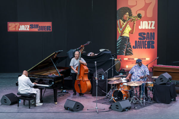 Kenny Barron Trio (XXVII Festival Internacional de Jazz de San Javier. 2025-07-16) Por José Antonio García López y Pedro Sáez [Concierto de jazz] - Tomajazz - Kenny Barron Trio actuó en el XXVII Festival Internacional de Jazz de San Javier 2025. José Antonio García López y Pedro Sáez lo relatan. Actuaron Kenny Barron, Kiyoshi Kitagawa, Johnathan Blake, Tyreek McDole 
