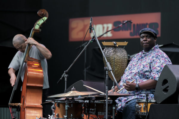 Kenny Barron Trio (XXVII Festival Internacional de Jazz de San Javier. 2025-07-16) Por José Antonio García López y Pedro Sáez [Concierto de jazz] - Tomajazz - Kenny Barron Trio actuó en el XXVII Festival Internacional de Jazz de San Javier 2025. José Antonio García López y Pedro Sáez lo relatan. Actuaron Kenny Barron, Kiyoshi Kitagawa, Johnathan Blake, Tyreek McDole 