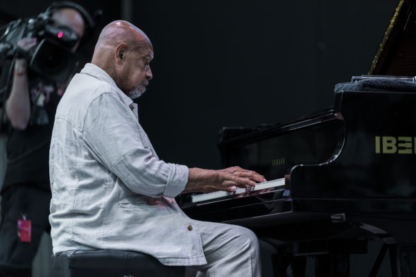 Kenny Barron Trio (XXVII Festival Internacional de Jazz de San Javier. 2025-07-16) Por José Antonio García López y Pedro Sáez [Concierto de jazz] - Tomajazz - Kenny Barron Trio actuó en el XXVII Festival Internacional de Jazz de San Javier 2025. José Antonio García López y Pedro Sáez lo relatan. Actuaron Kenny Barron, Kiyoshi Kitagawa, Johnathan Blake, Tyreek McDole 