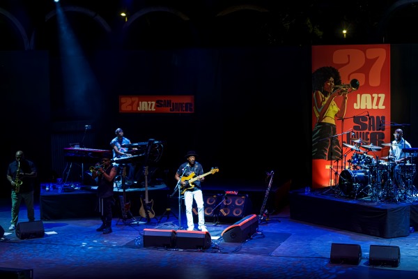 Marcus Miller Quintet (XXVII Festival Internacional de Jazz de San Javier. 2025-07-22) Por José Antonio García López y Pedro Sáez [Concierto de jazz] - Tomajazz - Marcus Miller Quintet actuó en el XXVII Festival Internacional de Jazz de San Javier 2025. José Antonio García López y Pedro Sáez lo retratan y relatan. Actuaron Marcus Miller, Russell Gunn, Donald Hayes, Xavier Gordon, Anwar Marshall 