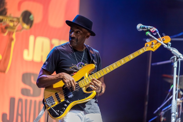 Marcus Miller Quintet (XXVII Festival Internacional de Jazz de San Javier. 2025-07-22) Por José Antonio García López y Pedro Sáez [Concierto de jazz] - Tomajazz - Marcus Miller Quintet actuó en el XXVII Festival Internacional de Jazz de San Javier 2025. José Antonio García López y Pedro Sáez lo retratan y relatan. Actuaron Marcus Miller, Russell Gunn, Donald Hayes, Xavier Gordon, Anwar Marshall 