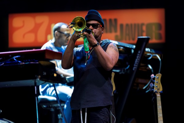 Marcus Miller Quintet (XXVII Festival Internacional de Jazz de San Javier. 2025-07-22) Por José Antonio García López y Pedro Sáez [Concierto de jazz] - Tomajazz - Marcus Miller Quintet actuó en el XXVII Festival Internacional de Jazz de San Javier 2025. José Antonio García López y Pedro Sáez lo retratan y relatan. Actuaron Marcus Miller, Russell Gunn, Donald Hayes, Xavier Gordon, Anwar Marshall 