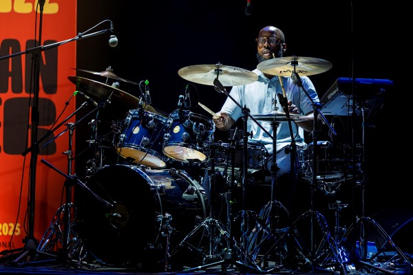 Marcus Miller Quintet (XXVII Festival Internacional de Jazz de San Javier. 2025-07-22) Por José Antonio García López y Pedro Sáez [Concierto de jazz] - Tomajazz - Marcus Miller Quintet actuó en el XXVII Festival Internacional de Jazz de San Javier 2025. José Antonio García López y Pedro Sáez lo retratan y relatan. Actuaron Marcus Miller, Russell Gunn, Donald Hayes, Xavier Gordon, Anwar Marshall 