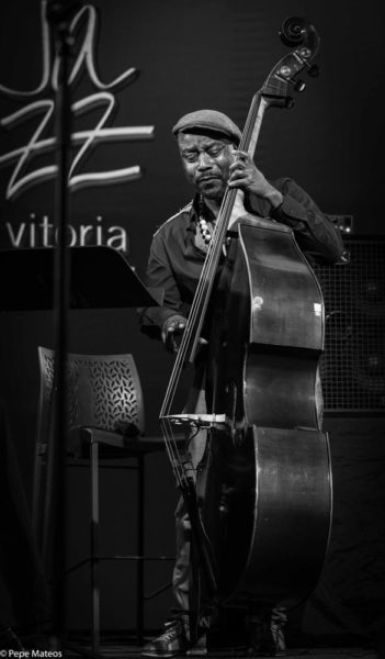 Jazzmeia Horn - Jose James (48 Festival de Jazz de Vitoria. 2025-07-17) Por Antonio Torres (texto y fotos), y Pepe Mateos (fotos) [Concierto de jazz] - Tomajazz - Jazzmeia Horn - Jose James en la segunda jornada de Mendizorroza del 48 Festival de Jazz de Vitoria. Antonio Torres y Pepe Mateos lo relatan/retratan. Actuaron Jazzmeia Horn Quartet: Jazzmeia Horn, Joel Holmes, Ameen Saleem, Ryan Sands; Jose James Quintet: José James, Ebban Dorsey, Bigyuki, Yves Fernandez, Jharis Yokley