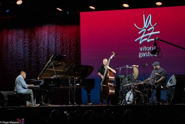 Al Di Meola - Kenny Barron (48 Festival de Jazz de Vitoria. 2025-07-18) Por Antonio Torres (texto y fotos), y Pepe Mateos (fotos) [Concierto de jazz] - Tomajazz - Al Di Meola - Kenny Barron actuaron en el 48 Festival de Jazz de Vitoria 2025, Antonio Torres y Pepe Mateos lo relatan y retratan. Actuaron Al Di Meola, Peo Alfonsi, Sergio Martínez, Kenny Barron, Kiyoshi Kitagawa, Johnathan Blake 