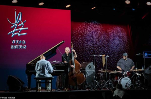 Al Di Meola - Kenny Barron (48 Festival de Jazz de Vitoria. 2025-07-18) Por Antonio Torres (texto y fotos), y Pepe Mateos (fotos) [Concierto de jazz] - Tomajazz - Al Di Meola - Kenny Barron actuaron en el 48 Festival de Jazz de Vitoria 2025, Antonio Torres y Pepe Mateos lo relatan y retratan. Actuaron Al Di Meola, Peo Alfonsi, Sergio Martínez, Kenny Barron, Kiyoshi Kitagawa, Johnathan Blake 