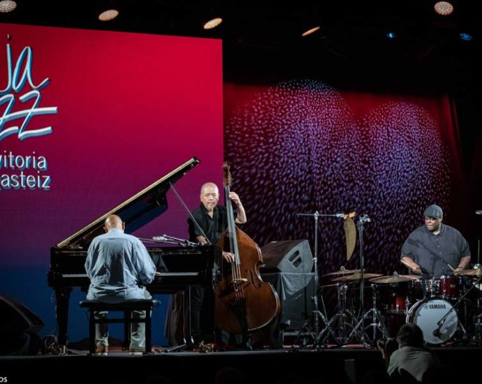 Al Di Meola - Kenny Barron (48 Festival de Jazz de Vitoria. 2025-07-18) Por Antonio Torres (texto y fotos), y Pepe Mateos (fotos) [Concierto de jazz] - Tomajazz - Al Di Meola - Kenny Barron actuaron en el 48 Festival de Jazz de Vitoria 2025, Antonio Torres y Pepe Mateos lo relatan y retratan. Actuaron Al Di Meola, Peo Alfonsi, Sergio Martínez, Kenny Barron, Kiyoshi Kitagawa, Johnathan Blake