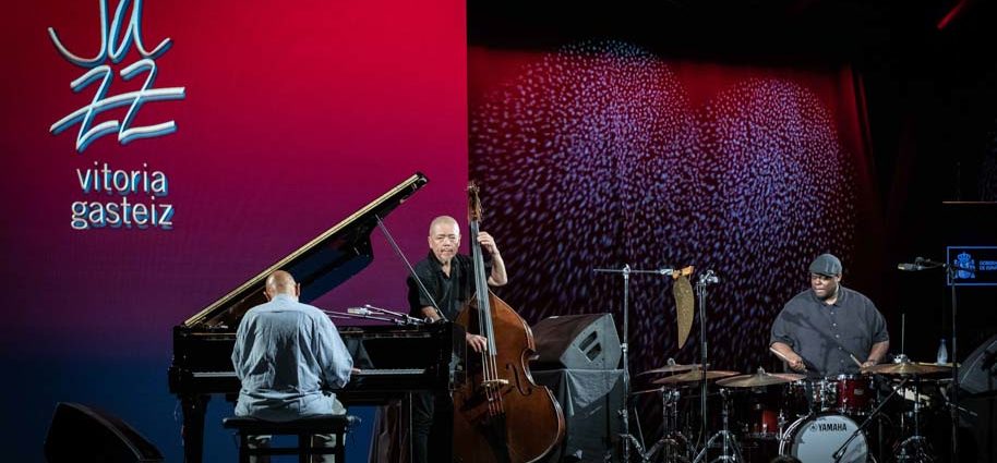 Al Di Meola - Kenny Barron (48 Festival de Jazz de Vitoria. 2025-07-18) Por Antonio Torres (texto y fotos), y Pepe Mateos (fotos) [Concierto de jazz] - Tomajazz - Al Di Meola - Kenny Barron actuaron en el 48 Festival de Jazz de Vitoria 2025, Antonio Torres y Pepe Mateos lo relatan y retratan. Actuaron Al Di Meola, Peo Alfonsi, Sergio Martínez, Kenny Barron, Kiyoshi Kitagawa, Johnathan Blake