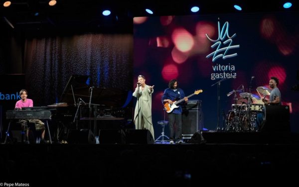 Jazzmeia Horn - Jose James (48 Festival de Jazz de Vitoria. 2025-07-17) Por Antonio Torres (texto y fotos), y Pepe Mateos (fotos) [Concierto de jazz] - Tomajazz - Jazzmeia Horn - Jose James en la segunda jornada de Mendizorroza del 48 Festival de Jazz de Vitoria. Antonio Torres y Pepe Mateos lo relatan/retratan. Actuaron Jazzmeia Horn Quartet: Jazzmeia Horn, Joel Holmes, Ameen Saleem, Ryan Sands; Jose James Quintet: José James, Ebban Dorsey, Bigyuki, Yves Fernandez, Jharis Yokley