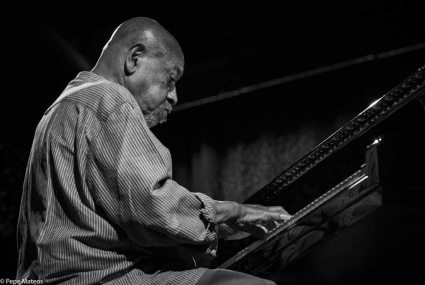 Al Di Meola - Kenny Barron (48 Festival de Jazz de Vitoria. 2025-07-18) Por Antonio Torres (texto y fotos), y Pepe Mateos (fotos) [Concierto de jazz] - Tomajazz - Al Di Meola - Kenny Barron actuaron en el 48 Festival de Jazz de Vitoria 2025, Antonio Torres y Pepe Mateos lo relatan y retratan. Actuaron Al Di Meola, Peo Alfonsi, Sergio Martínez, Kenny Barron, Kiyoshi Kitagawa, Johnathan Blake 