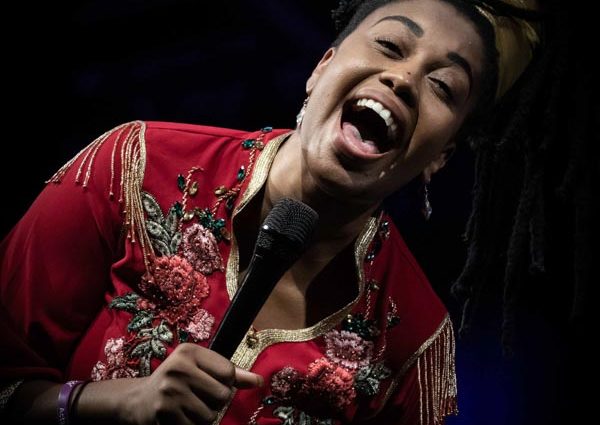 Jazzmeia Horn - Jose James (48 Festival de Jazz de Vitoria. 2025-07-17) Por Antonio Torres (texto y fotos), y Pepe Mateos (fotos) [Concierto de jazz] - Tomajazz - Jazzmeia Horn - Jose James en la segunda jornada de Mendizorroza del 48 Festival de Jazz de Vitoria. Antonio Torres y Pepe Mateos lo relatan/retratan. Actuaron Jazzmeia Horn Quartet: Jazzmeia Horn, Joel Holmes, Ameen Saleem, Ryan Sands; Jose James Quintet: José James, Ebban Dorsey, Bigyuki, Yves Fernandez, Jharis Yokley