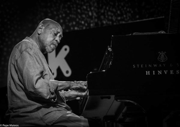 Al Di Meola - Kenny Barron (48 Festival de Jazz de Vitoria. 2025-07-18) Por Antonio Torres (texto y fotos), y Pepe Mateos (fotos) [Concierto de jazz] - Tomajazz - Al Di Meola - Kenny Barron actuaron en el 48 Festival de Jazz de Vitoria 2025, Antonio Torres y Pepe Mateos lo relatan y retratan. Actuaron Al Di Meola, Peo Alfonsi, Sergio Martínez, Kenny Barron, Kiyoshi Kitagawa, Johnathan Blake 