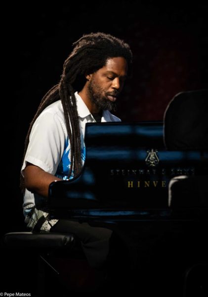 Jazzmeia Horn - Jose James (48 Festival de Jazz de Vitoria. 2025-07-17) Por Antonio Torres (texto y fotos), y Pepe Mateos (fotos) [Concierto de jazz] - Tomajazz - Jazzmeia Horn - Jose James en la segunda jornada de Mendizorroza del 48 Festival de Jazz de Vitoria. Antonio Torres y Pepe Mateos lo relatan/retratan. Actuaron Jazzmeia Horn Quartet: Jazzmeia Horn, Joel Holmes, Ameen Saleem, Ryan Sands; Jose James Quintet: José James, Ebban Dorsey, Bigyuki, Yves Fernandez, Jharis Yokley