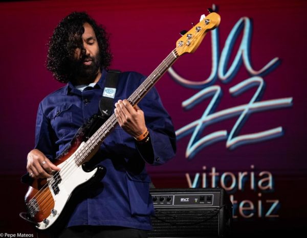 Jazzmeia Horn - Jose James (48 Festival de Jazz de Vitoria. 2025-07-17) Por Antonio Torres (texto y fotos), y Pepe Mateos (fotos) [Concierto de jazz] - Tomajazz - Jazzmeia Horn - Jose James en la segunda jornada de Mendizorroza del 48 Festival de Jazz de Vitoria. Antonio Torres y Pepe Mateos lo relatan/retratan. Actuaron Jazzmeia Horn Quartet: Jazzmeia Horn, Joel Holmes, Ameen Saleem, Ryan Sands; Jose James Quintet: José James, Ebban Dorsey, Bigyuki, Yves Fernandez, Jharis Yokley