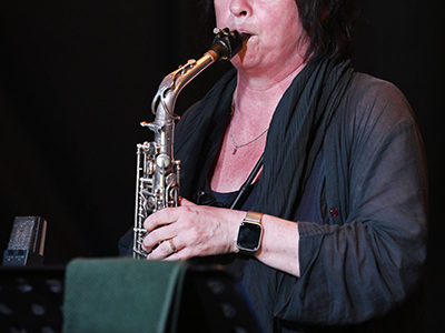 Géraldine Laurent “Looking for Mingus” (Més de Jazz #10 / Maison du Temps Libre, 2025-08-14. Eus -France-) Por Joan Cortès [Concierto de jazz] - Tomajazz - Géraldine Laurent “Looking for Mingus” actuó en Més de Jazz #10 en Maison du Temps Libre, Eus -France-, el 14 de agosto de 2025. Joan Cortès rel(tr)ata el concierto. Actuaron Géraldine Laurent, Jean-Charles Richard, Manu Codjia, Christophe Marguet