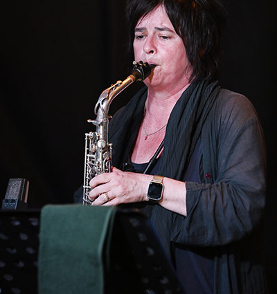 Géraldine Laurent “Looking for Mingus” (Més de Jazz #10 / Maison du Temps Libre, 2025-08-14. Eus -France-) Por Joan Cortès [Concierto de jazz] - Tomajazz - Géraldine Laurent “Looking for Mingus” actuó en Més de Jazz #10 en Maison du Temps Libre, Eus -France-, el 14 de agosto de 2025. Joan Cortès rel(tr)ata el concierto. Actuaron Géraldine Laurent, Jean-Charles Richard, Manu Codjia, Christophe Marguet