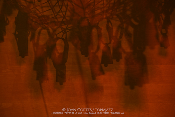 Núria Andorrà & Olga Blanco “Esquellòrium: Coure” (L’Auditori, Foyer de la Sala 1 Pau Casals, 2025-06-13 / Barcelona) [y III] Por Joan Cortès [INSTANTZZ AKA Galería fotográfica AKA Fotoblog de jazz, impro… y algo más] - Tomajazz - Núria Andorrà & Olga Blanco “Esquellòrium: Coure” actuó en L’Auditori de Barcelona el 13 de junio de 2025. Joan Cortès lo retrata en INSTANTZZ