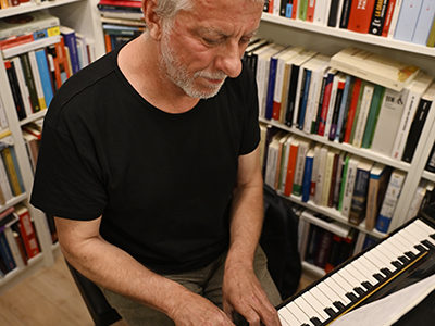 David Mengual Maitia (Sangarra / Llibreria Strogoff, 2025-06-05 / La Garriga -Barcelona-) Por Joan Cortès [INSTANTZZ AKA Galería fotográfica AKA Fotoblog de jazz, impro… y algo más] - Tomajazz - David Mengual Maitia actuó en Llibreria Strogoff en La Garriga, el 5 de junio de 2025. Joan Cortès lo retrata en INSTANTZZ. Actuaron David Mengual, Joan Mas, Marc Cuevas, Oriol Roca